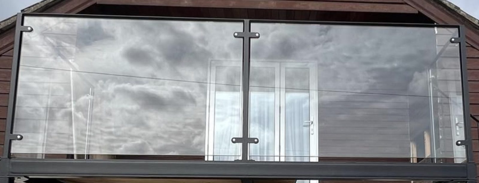 Glass balcony panel